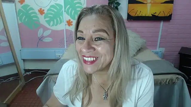 Snapshot of ZAMANTHA chatting on 11.26.25 ZAMANTHA online show from 11.26.25