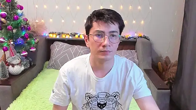 Snapshot of Yumi_steve chatting on 12.08.24 Yumi steve online show from 12.08.24