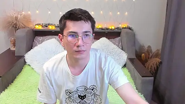 Snapshot of Yumi_steve chatting on 01.10.25 Yumi steve online show from 01.10.25