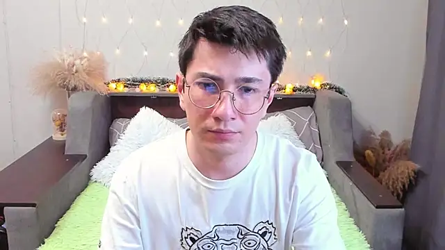 Snapshot of Yumi_steve chatting on 02.02.25 Yumi steve online show from 02.02.25