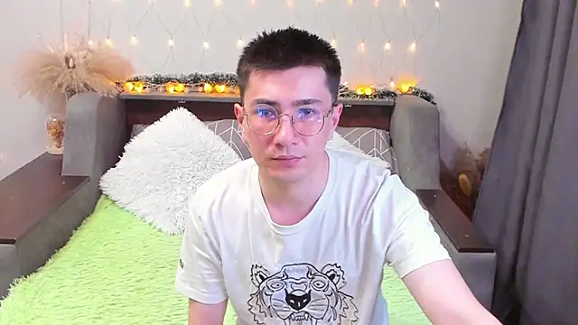 Snapshot of Yumi_steve chatting on 02.09.25 Yumi steve online show from 02.09.25