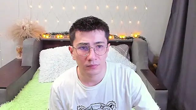 Snapshot of Yumi_steve chatting on 02.16.25 Yumi steve online show from 02.16.25