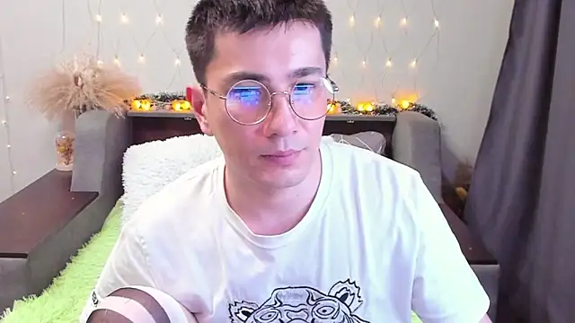 Snapshot of Yumi_steve chatting on 02.16.25 Yumi steve online show from 02.16.25