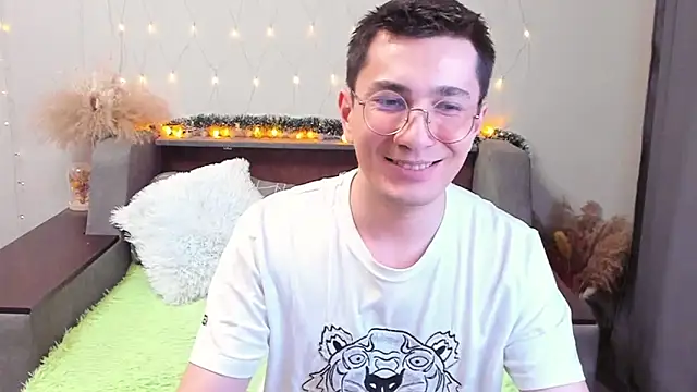 Snapshot of Yumi_steve chatting on 02.23.25 Yumi steve online show from 02.23.25