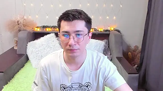 Snapshot of Yumi_steve chatting on 03.02.25 Yumi steve online show from 03.02.25