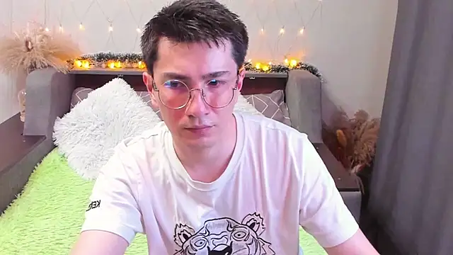 Snapshot of Yumi_steve chatting on 03.09.25 Yumi steve online show from 03.09.25