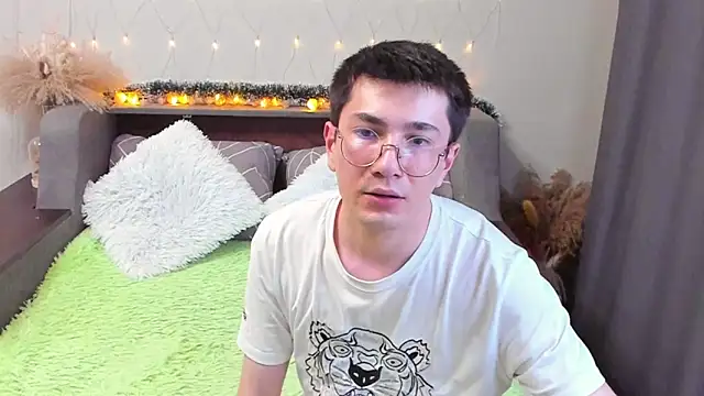 Snapshot of Yumi_steve chatting on 03.11.25 Yumi steve online show from 03.11.25