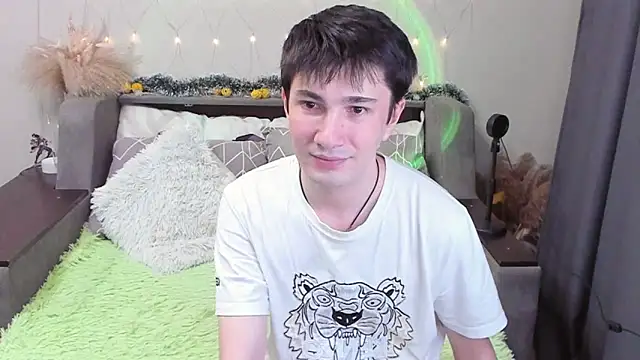 Snapshot of Yumi_steve chatting on 10.31.25 Yumi steve online show from 10.31.25