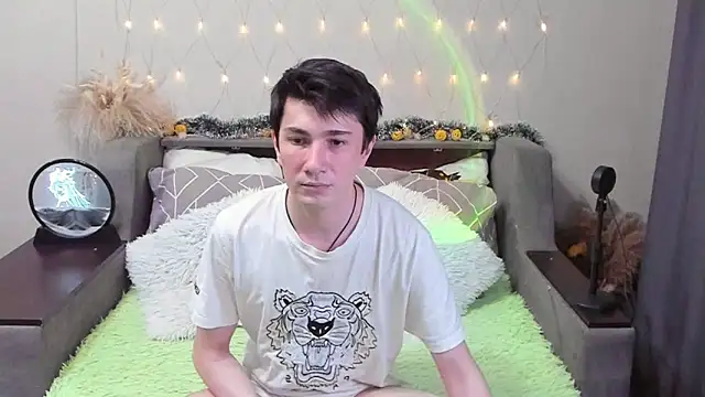 Snapshot of Yumi_steve chatting on 11.03.25 Yumi steve online show from 11.03.25