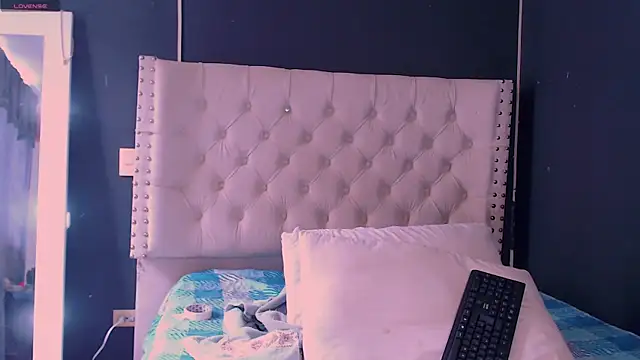 Snapshot of valen_thompson chatting on 12.30.24 valen thompson online show from 12.30.24