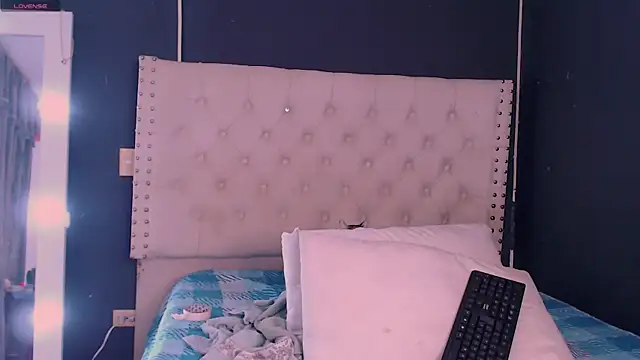 Snapshot of valen_thompson chatting on 12.31.24 valen thompson online show from 12.31.24