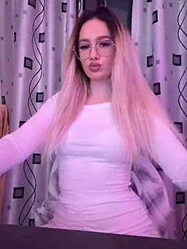 Snapshot of mollyxxx chatting on 02.24.26 mollyxxx online show from 02.24.26