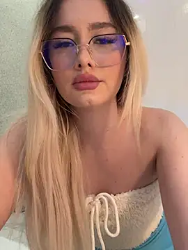 Snapshot of mollyxxx chatting on 02.25.26 mollyxxx online show from 02.25.26