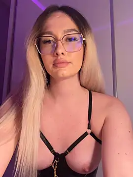 Snapshot of mollyxxx chatting on 03.08.26 mollyxxx online show from 03.08.26