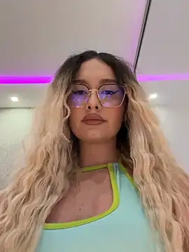 Snapshot of mollyxxx chatting on 03.28.26 mollyxxx online show from 03.28.26