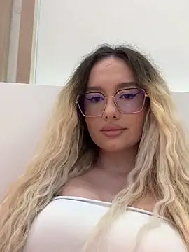 Snapshot of mollyxxx chatting on 03.29.26 mollyxxx online show from 03.29.26