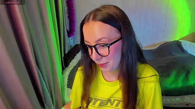 Snapshot of CurlySteph chatting on 11.06.25 CurlySteph online show from 11.06.25