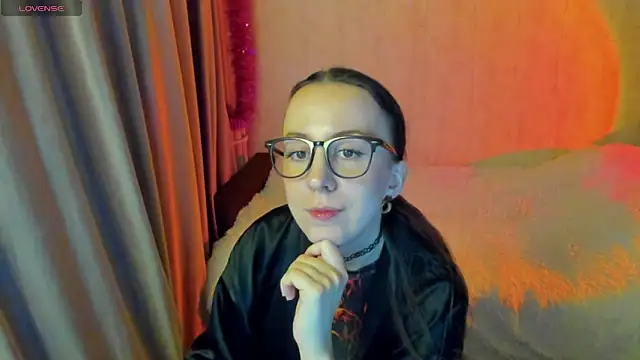 Snapshot of CurlySteph chatting on 11.07.25 CurlySteph online show from 11.07.25