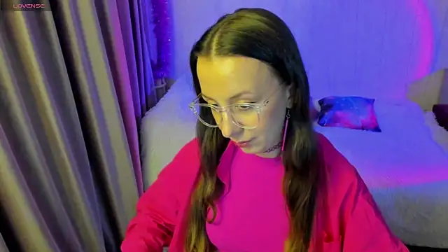 Snapshot of CurlySteph chatting on 11.09.25 CurlySteph online show from 11.09.25