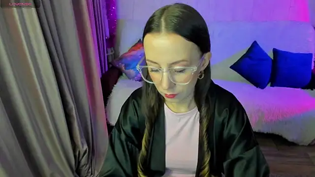 Snapshot of CurlySteph chatting on 11.17.25 CurlySteph online show from 11.17.25