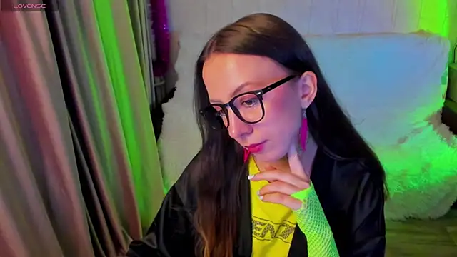 Snapshot of CurlySteph chatting on 11.27.25 CurlySteph online show from 11.27.25