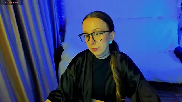 Snapshot of CurlySteph chatting on 11.28.25 CurlySteph online show from 11.28.25