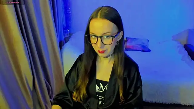 Snapshot of CurlySteph chatting on 12.04.25 CurlySteph online show from 12.04.25