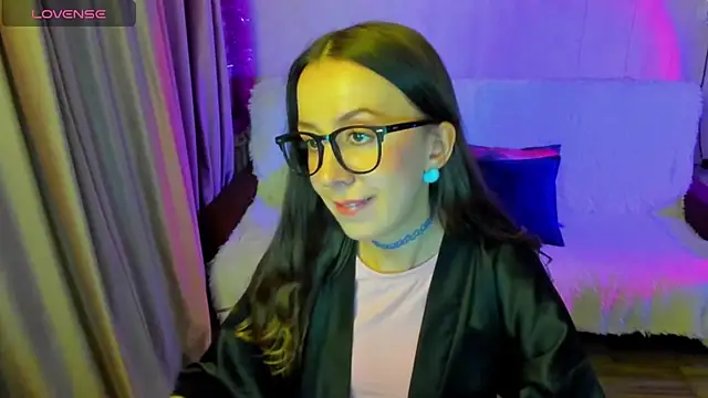 Snapshot of CurlySteph chatting on 12.17.25 CurlySteph online show from 12.17.25