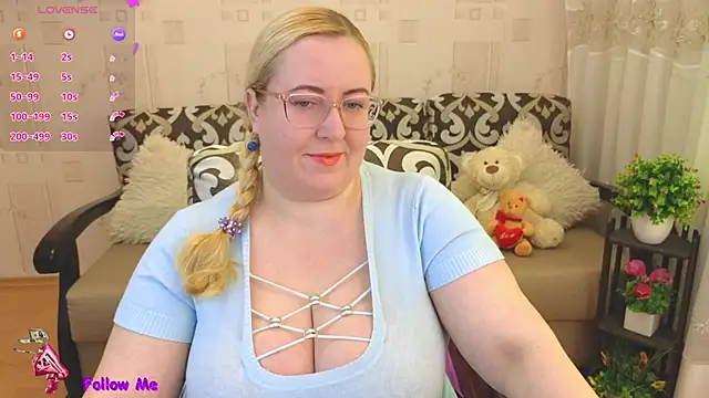 Snapshot of Ginesia chatting on 02.13.25 Ginesia online show from 02.13.25