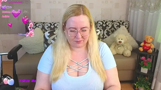 Snapshot of Ginesia chatting on 03.12.25 Ginesia online show from 03.12.25