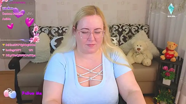 Snapshot of Ginesia chatting on 03.12.25 Ginesia online show from 03.12.25