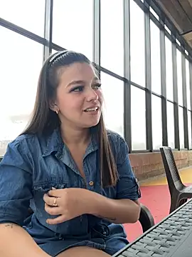 Snapshot of Alyshanon18 chatting on 12.04.25 Alyshanon18 online show from 12.04.25