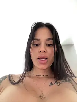 LaraHenao online show from 02.11.25