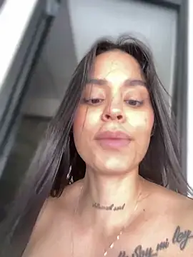 LaraHenao online show from 02.12.25