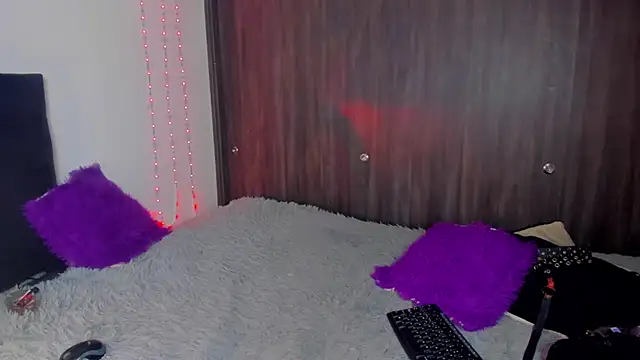 Snapshot of Rainnbow_ chatting on 03.15.25 Rainnbow online show from 03.15.25