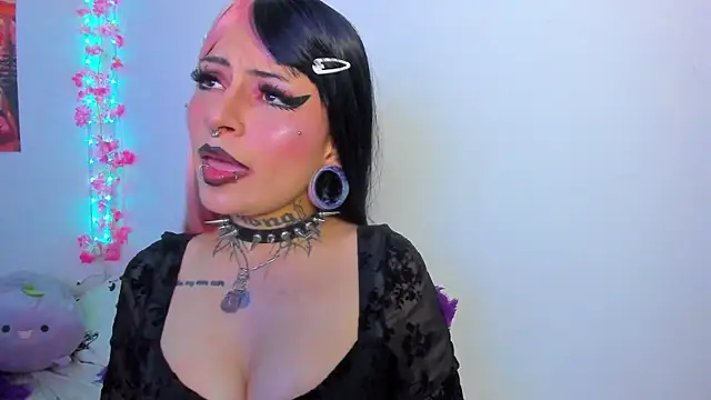 Snapshot of Rainnbow_ chatting on 11.24.25 Rainnbow online show from 11.24.25