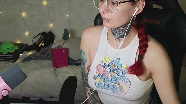 Snapshot of Ginger_Stay chatting on 11.05.25 Ginger Stay online show from 11.05.25