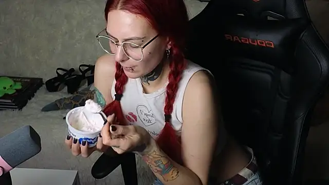 Snapshot of Ginger_Stay chatting on 11.27.25 Ginger Stay online show from 11.27.25