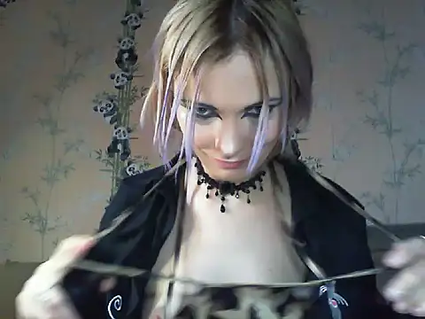 Snapshot of WildMissNiks chatting on 04.17.26 WildMissNiks online show from 04.17.26