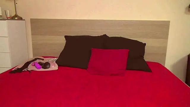 Snapshot of KendraLux chatting on 09.28.25 KendraLux online show from 09.28.25