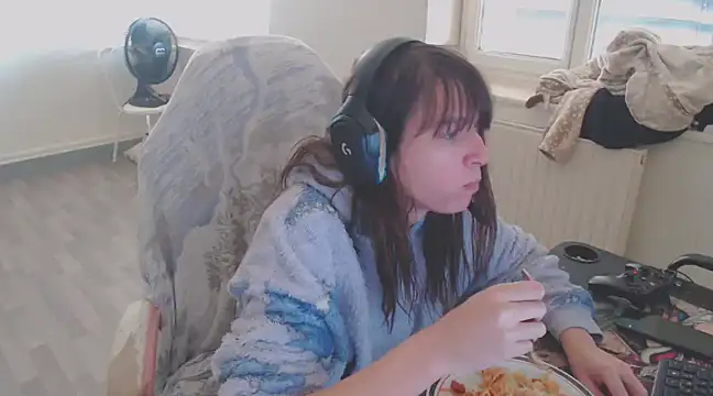 Snapshot of missthon0 chatting on 12.15.24 missthon0 online show from 12.15.24