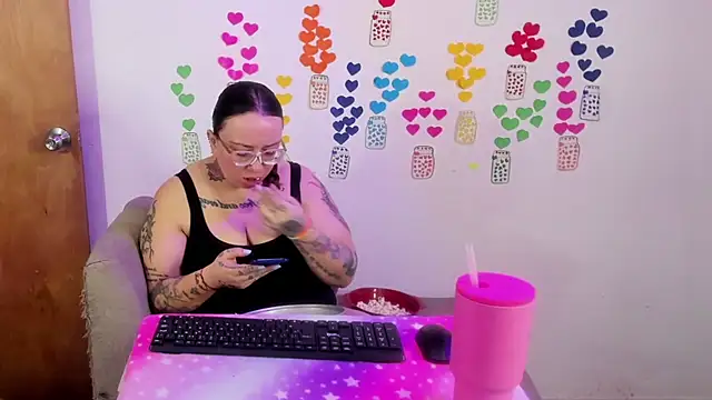 Snapshot of MiaYMolly chatting on 06.24.26 MiaYMolly online show from 06.24.26