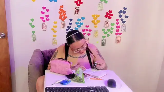 Snapshot of MiaYMolly chatting on 06.27.26 MiaYMolly online show from 06.27.26