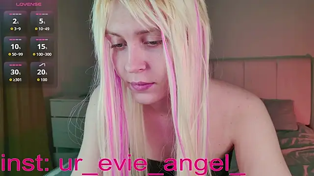 Snapshot of Evelyn_rabbit chatting on 03.19.26 Evelyn rabbit online show from 03.19.26