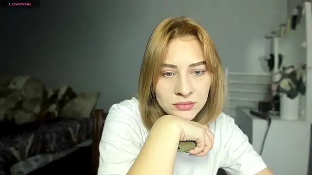 Snapshot of KindKristy chatting on 12.05.25 KindKristy online show from 12.05.25