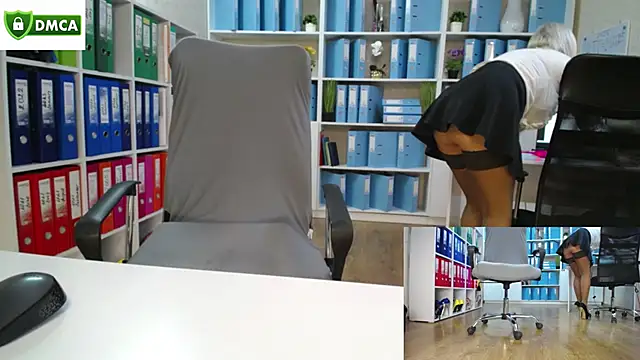 Snapshot of secret-office chatting on 10.23.25 secret-office online show from 10.23.25