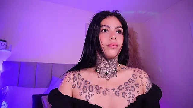 Snapshot of curvyliciousss chatting on 12.31.24 curvyliciousss online show from 12.31.24