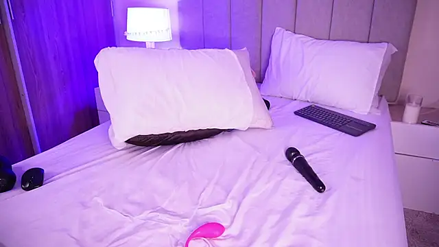 Snapshot of curvyliciousss chatting on 01.11.25 curvyliciousss online show from 01.11.25