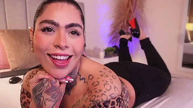 Snapshot of curvyliciousss chatting on 10.11.25 curvyliciousss online show from 10.11.25