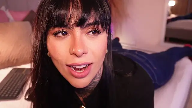 Snapshot of curvyliciousss chatting on 10.21.25 curvyliciousss online show from 10.21.25